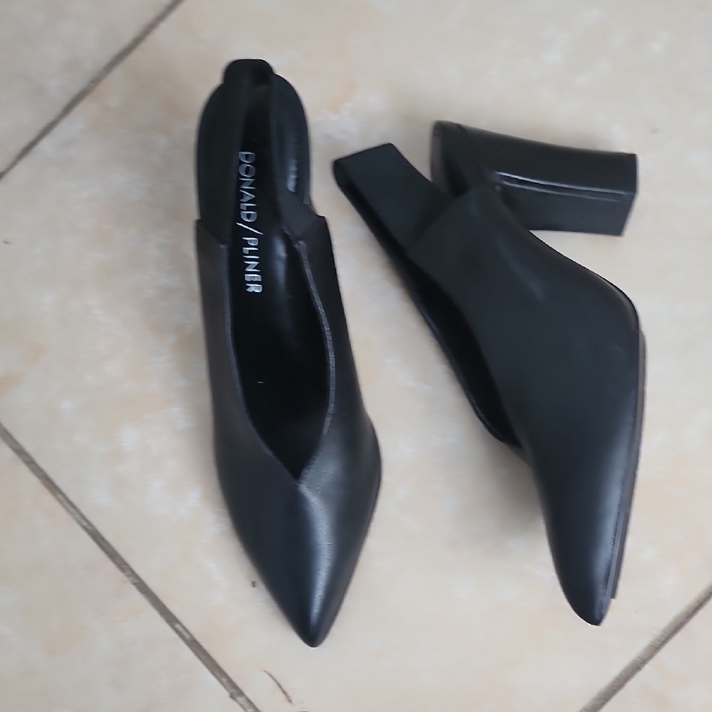 Donald J. Pliner Henia Black Pointed Heels Size 6. New No Box